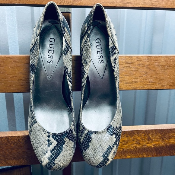 ➡️ !BOGO! ⬅️ GUESS Snake Skin Platform Pumps/ Used - Picture 4 of 15